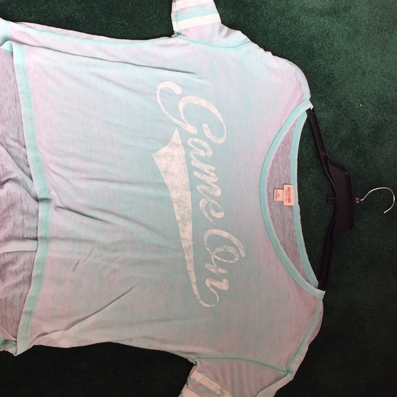 Light teal game on tee - Picture 1 of 1